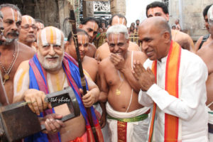 Chief Pontiff of Andavan Ashramam worships at Tirumala